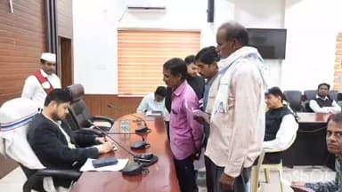 धमधा: जिला कार्यालय के सभाकक्ष में कलेक्टर ने जनदर्शन कार्यक्रम में पहुंचे जनसामान्य से मुलाकात कर उनकी समस्याएं सुनीं