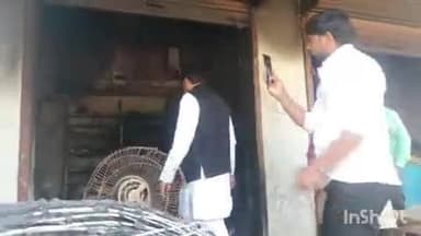 बुढ़नपुर: ककरही गांव में इलेक्ट्रॉनिक दुकान में आग लगने की सूचना पर पहुंचे विधायक डॉ संग्राम यादव, दी आर्थिक सहायता