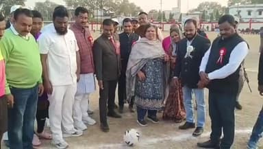 बांधवगढ़: आयुक्त शहडोल संभाग ने फुटबॉल को किक मारकर फुटबॉल प्रतियोगिता का किया शुभारंभ