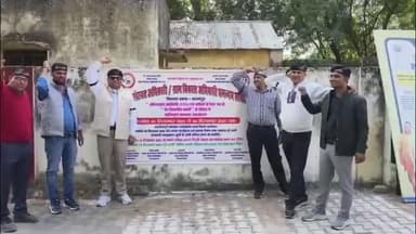 सिरसागंज: ब्लॉक मदनपुर परिसर में ऑनलाइन उपस्थिति प्रणाली के विरोध में सचिवों ने किया प्रदर्शन, काली पट्टी बांधकर नारेबाजी की