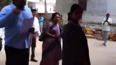 మిర్యాలగూడ: మిర్యాలగూడ ప్రాంతంలో స్థానిక సంస్థల ఎన్నికల కేంద్రాలను పరిశీలించిన జిల్లా కలెక్టర్ ఇలా త్రిపాఠి