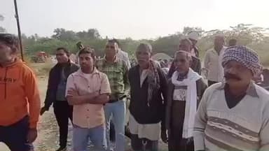 खागा: चलती बाइक में पलटी पिकअप, हादसे में पति की मौत, पत्नी और मासूम बच्चा गंभीर घायल