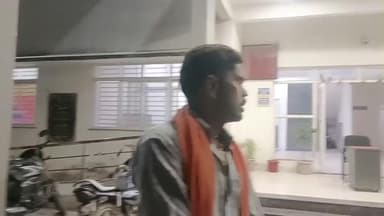 दतिया नगर: हेलमेट नहीं लगाने पर कटा चालान, बाइक चालक बोला- “घर में दो हैं, कल से लटका कर लाएंगे”