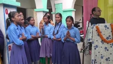 म.वि.रजाकपुर केअध्यापक सच्चिदानंद ठाकुर को सेवानिवृत्ति उपरांत विद्यालय परिवार की ओर से अंग-वस्त्र भेंट कर दी गई विदाई