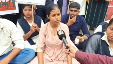 ଛତ୍ରପୁର: ଧଳାକୋଟ୍ ପରିତ୍ଯାଗ କଲେ ଆୟୁଷ ଛାତ୍ରଛାତ୍ରୀ, ବ୍ରହ୍ମପୁର ପୋଷ୍ଟ ଅଫିସ୍ ସମ୍ମୁଖରେ ଧାରଣା ଦେଇ ପ୍ରତିକ୍ରିୟା ରଖିଲେ ଛାତ୍ର ଛାତ୍ରୀ