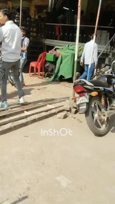 बांगरमऊ: बांगरमऊ में सैलून संचालक से मारपीट, दुकान में तोड़फोड़, जल्दी बाल काटने की जिद पर हुआ विवाद, लात-घूसों से पीटा गया