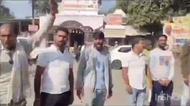 होशंगाबाद नगर: सातरास्ते पर विश्व हिंदू परिषद व बजरंग दल ने मौलाना अरशद मदनी के विवादित बयान से नाराज़ होकर मदनी का पुतला फूंका