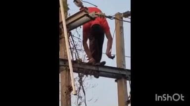 इटारसी: रामपुर गुर्रा सब स्टेशन के पाहनवरी गांव में बिजली खंभे पर करंट लगने से बिजली कर्मी की मौत