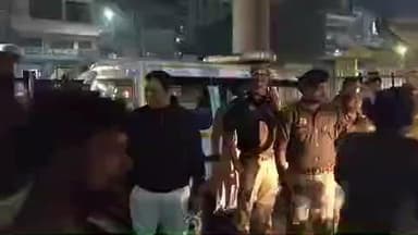 फिरोज़ाबाद: ट्रामा सेंटर रोड पर सिटी मजिस्ट्रेट के नेतृत्व में पुलिस ने अतिक्रमण हटाओ अभियान चलाया, 3 प्राइवेट एम्बुलेंस वाहनों को किया ज़ब्त