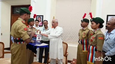 തിരുവനന്തപുരം: സായുധസേനാ പതാക വിൽപനയുടെ ഉദ്ഘാടനം ഗവർണർ രാജ്ഭവനിൽ നിർവഹിച്ചു