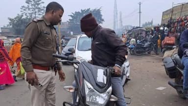 गोला: गोला पुलिस ने डीवीसी चौक के पास बिना हेलमेट वाले 54 बाइक चालकों को पकड़ा, जुर्माना लगाकर छोड़ा