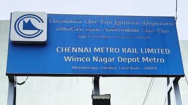 திருவொற்றியூர்: விம்கோ நகர் மெட்ரோ ரயில் டெர்மினல் மேற்குறையில் இருந்து அருவி போல் கொட்டும் மழை நீரால் பொதுமக்கள் பாதிப்பு