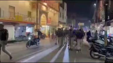 फिरोज़ाबाद: एसएसपी सौरभ दीक्षित ने शहर की सुरक्षा व्यवस्था को लेकर पुलिस फोर्स के साथ किया पैदल मार्च