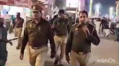 दशाश्वमेध चौकी प्रभारी अनुज मणि तिवारी ने अपने हमराहियों के साथ विभिन्न क्षेत्रों में गश्त की और सड़क किनारे अतिक्रमण को हटाया