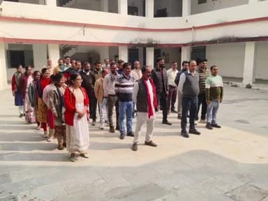 निवाड़ी: राष्ट्रगीत और राष्ट्रगान के सामूहिक गायन के बाद निवाड़ी कलेक्ट्रेट कार्यालय में कामकाज शुरू