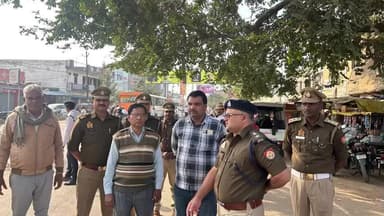 आज़मगढ़: एसपी ट्रैफिक विवेक त्रिपाठी ने सड़क पर उतरकर यातायात व्यवस्था का लिया जायजा, नियमों के पालन हेतु दिए दिशा निर्देश