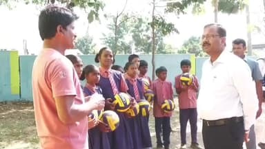 నిజామాబాద్ సౌత్: ఒలింపిక్స్ కు ప్రాతినిధ్యం వహించడమే లక్ష్యంగా సన్నద్ధం కావాలి:విద్యార్థులకు ప్రేరణ కల్పించిన కలెక్టర్ వినయ్ కృష్ణారెడ్డి