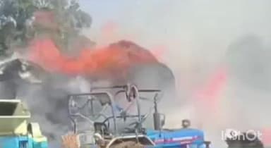 घोरावल: बालडीह गांव में थ्रेसिंग के दौरान निकली चिंगारी से लगी आग, ट्रैक्टर और धान जलकर हुए नष्ट