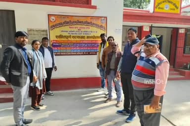 बांगरमऊ: बांगरमऊ ब्लॉक कार्यालय में पंचायत सचिवों ने काली पट्टी बांधकर विभिन्न मांगों को लेकर शुरू किया सत्याग्रह आंदोलन