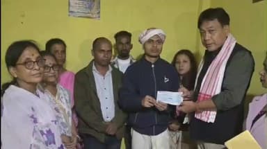 মাৰ্ঘেৰিটা: পথ দুৰ্ঘটনাত মৃত্যু হোৱা পৰিয়াললৈ ডিগবৈত মুখ্যমন্ত্ৰী সাহায্য পুঁজিৰ চেক প্ৰদান বিধায়ক সুৰেন ফুকনৰ