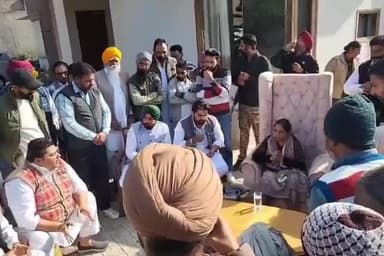 ਮਲੋਟ: ਜਿਲਾ ਪ੍ਰੀਸ਼ਦ ਤੇ ਸੰਮਤੀ ਚੋਣਾਂ ਲਈ ਕੈਬਨਿਟ ਮੰਤਰੀ ਡਾ ਬਲਜੀਤ ਕੌਰ ਨੇ ਮਲੋਟ ਹਲਕੇ ਦੇ ਅਲੱਗ ਅਲੱਗ ਜੋਨਾਂ ਵਿਚ ਵਰਕਰਾਂ ਨਾਲ ਕੀਤੀਆਂ ਮੀਟਿੰਗਾਂ