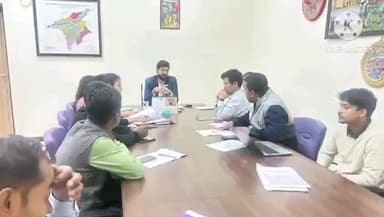 পশ্চিম যোৰহাট: জিলা আয়ুক্ত কাৰ্যালয়কক্ষত জিলা আয়ুক্তৰ অধ্যক্ষতাত এখন বৈঠক অনুষ্ঠিত