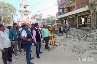 देवास नगर: देवास: एमजी रोड चौड़ीकरण ने पकड़ी रफ्तार, सभापति रवि जैन ने किया निरीक्षण, व्यवसायियों की चिंताएं दूर कीं