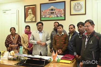 कसमार: माननीय मंत्री योगेंद्र प्रसाद ने रांची स्थित आवास पर क्षेत्र के कई लोगों से मुलाकात की