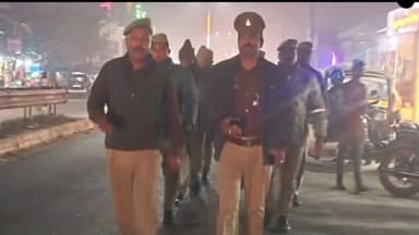 नौतनवा: कोल्हुई में कानून-व्यवस्था मजबूत करने के लिए पुलिस ने पैदल गश्त की