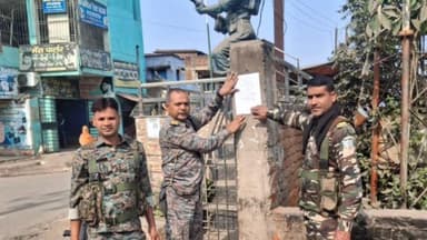 टंडवा: टंडवा पुलिस ने फरार आरोपी के घर और चौराहों पर इश्तहार चिपकाए