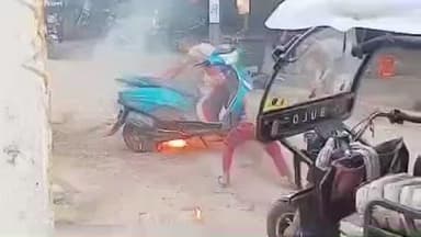 फिरोज़ाबाद: क्लब चौराहे के पास चलती स्कूटी में आग लगने से मची अफरा-तफरी, घटना का लाइव वीडियो आया सामने
