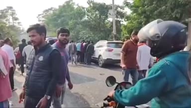 बड़हरिया: कुड़वा बाजार में बाइक और कार की टक्कर, तीन युवक घायल, हालत गंभीर