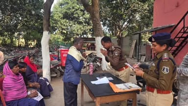 तमनार: तमनार थाना की सराहनीय पहल: शांति व्यवस्था व जनसहयोग बढ़ाने वाले सरपंच और कोटवार को किया गया सम्मानित