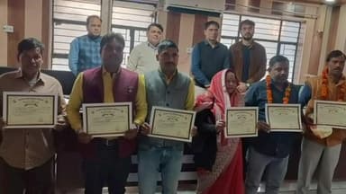 रुदौली: एडीएम प्रशासन अनिरुद्ध प्रताप सिंह ने 6 बीएलओ को किया सम्मानित