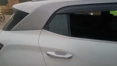 बेगुं: बेगू नगर के मिस्त्री मार्केट में एक दुकान के बाहर खड़ी कार के शीशे तोड़कर अज्ञात चोरों ने ₹2.5 लाख चुरा लिए