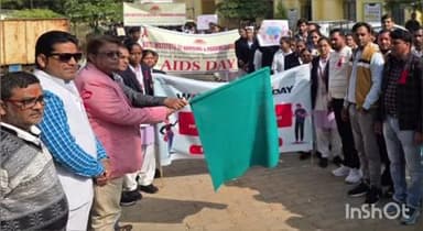 घोरावल: रॉबर्ट्सगंज में CMO ने विश्व एड्स दिवस के अवसर पर जागरूकता रैली को दिखाई हरी झंडी