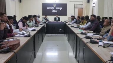 दतिया नगर: न्यू कलेक्ट्रेट कार्यालय में समय-सीमा समीक्षा बैठक संपन्न, कलेक्टर ने सराहनीय कार्य करने पर अधिकारियों को किया सम्मानित