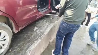 थानेसर: शाहाबाद में चलती कार हुई अचानक बंद, बोनट खोला तो निकला कोबरा सांप, स्नेक मैन ने किया रेस्क्यू