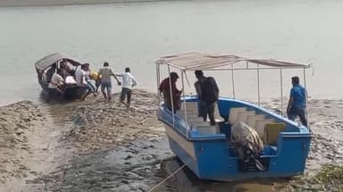 মথুরাপুর ২: ডিসেম্বরের শুরুতেই নদীপথে পিকনিকের আনন্দে মেতেছেন কোম্পানিরঠেক এলাকার কয়েকটি যুবক