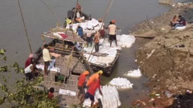 सबौर: माणिक सरकार घाट पर कटाव रोकने के लिए डाले गए 2000 जिओ बैग पानी में समाए, नाव से बालू लाया जा रहा था