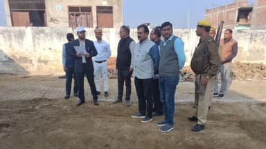 उन्नाव: काशीराम कालोनी में स्थित नगर पालिका उन्नाव की गौशाला का निरीक्षण उन्नाव डीएम ने किया, ठंड से बचाव के लिए इंतजाम देखे