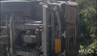 રાજુલા: રાજુલા નજીક જાપોદર ગામે ટ્રક ખાઈ ગયો પલટી:ડમ્પરથી બચવા ડ્રાઇવરે ખાડામાં ઉતાર્યું