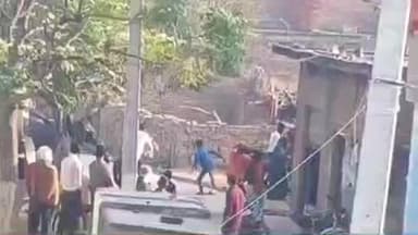 इटावा: बसरेहर इलाके में पारिवारिक विवाद में सगे भाई ने छोटे भाई को लाठी-डंडे से पीटा, मारपीट का वीडियो सोशल मीडिया पर वायरल