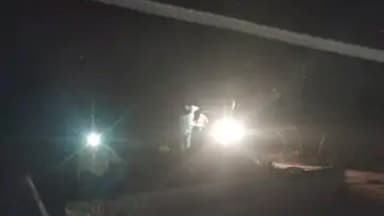 कुंडा: महेशगंज के उपरार गांव के पास पोकलैंड की टक्कर से विद्युत पोल टूटा, बिजली आपूर्ति बाधित