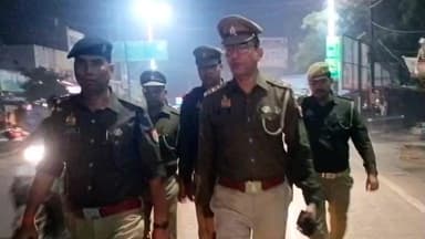 शिकोहाबाद: शिकोहाबाद नगर में कानून-व्यवस्था मजबूत करने के लिए सड़कों पर उतरे सीओ, जनता को दिलाया सुरक्षा का भरोसा