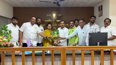 बदनापूर: तहसील कार्यालय येथे नवीन तहसीलदार श्रीमती तेजस्विनी जाधव स्थानिकांनी केले पुष्पगुच्छ देऊन स्वागत