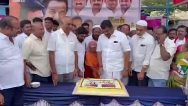 தேன்கனிகோட்டை: பேருந்து நிலையத்தில் உதயநிதி ஸ்டாலின் அவர்களின் பிறந்தநாளை ஒட்டி திமுக சார்பில் பொதுமக்களுக்கு இனிப்புகள் மற்றும் அன்னதானம் வழங்கப்பட்டன