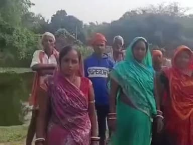 टेढ़ागाछ: टेढ़ागाछ प्रखंड में खजूरबाड़ी से चिल्हनियां पंचायत को जोड़ने वाली पुरन्धा गांव की सड़क ध्वस्त, आवागमन बाधित