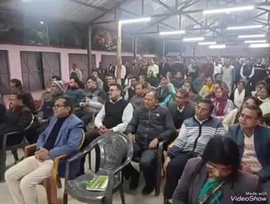 देवघर: व्यवहार न्यायालय परिसर में कोर्ट कर्मी के सेवानिवृत्त होने पर विदाई समारोह आयोजित