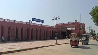 बसवा: लोको पायलट 48 घंटे भूखे रहकर बांदीकुई में रेल संचालन करेंगे, किलोमीटर अलाउंस बढ़ाने की मांग पर प्रदर्शन